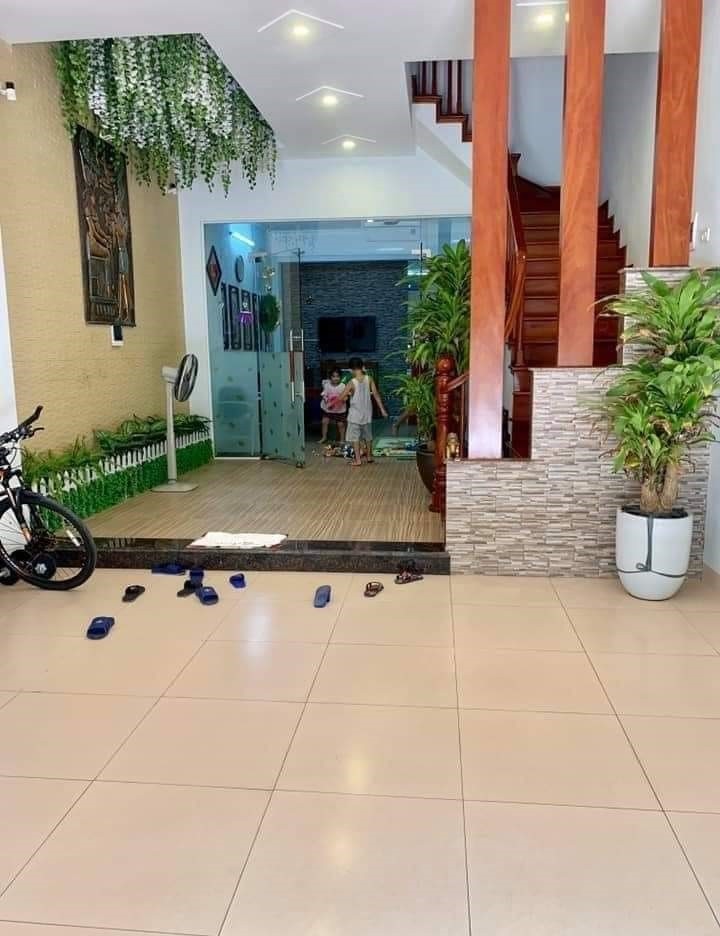 Mặt phố Nguyễn Công Hoan diện tích 109m2, 5 tầng, mặt tiền 4.5 giá bán 33.5 tỷ