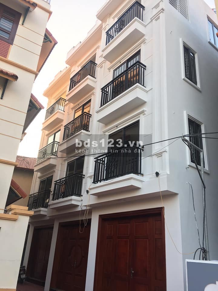 Bán nhà Cự Khối Long Biên, diện tích 35m2, 4 tầng, nhỉnh 2 tỉ, 5m ô tô tránh đỗ