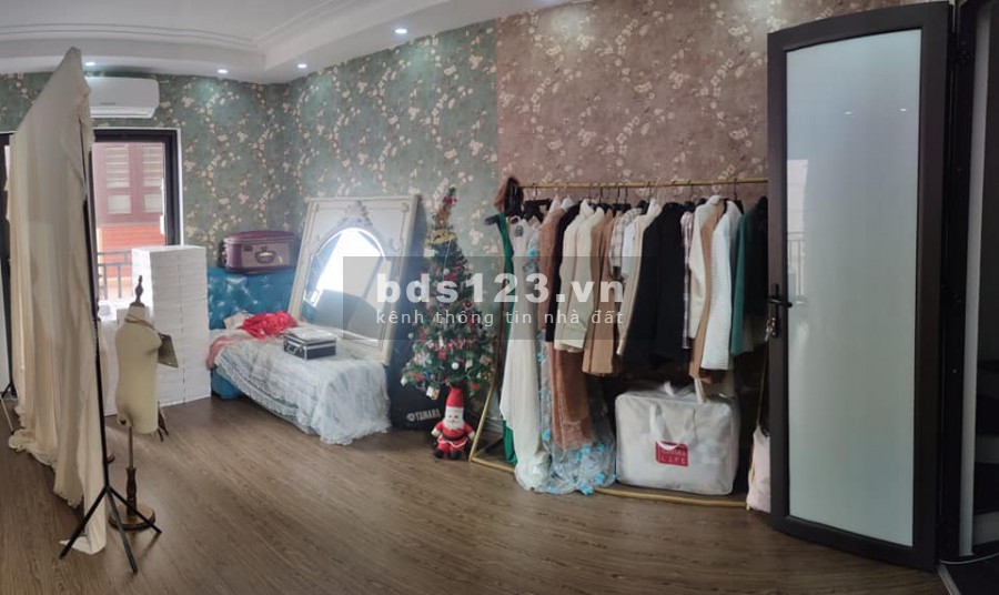 Bán nhà Cự Khối Long Biên, diện tích 35m2, 4 tầng, nhỉnh 2 tỉ, 5m ô tô tránh đỗ