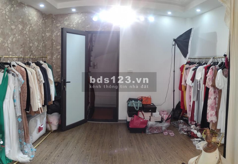Bán nhà Cự Khối Long Biên, diện tích 35m2, 4 tầng, nhỉnh 2 tỉ, 5m ô tô tránh đỗ