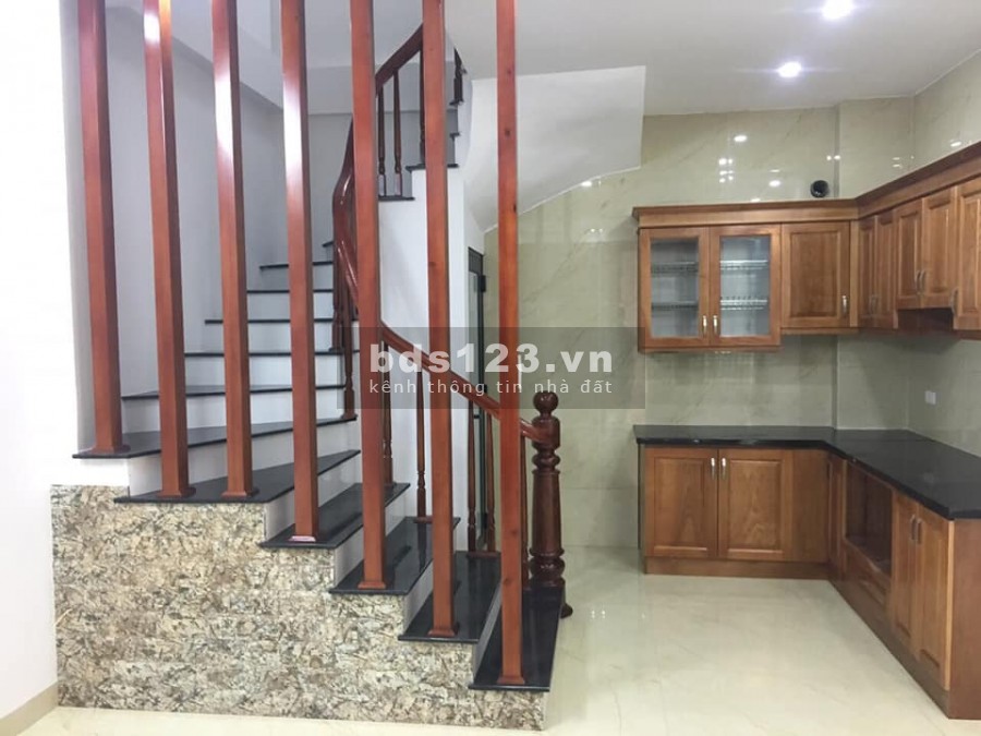 Bán nhà Cự Khối Long Biên, diện tích 35m2, 4 tầng, nhỉnh 2 tỉ, 5m ô tô tránh đỗ