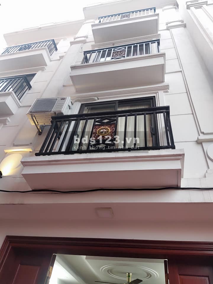 Bán nhà Cự Khối Long Biên, diện tích 35m2, 4 tầng, nhỉnh 2 tỉ, 5m ô tô tránh đỗ