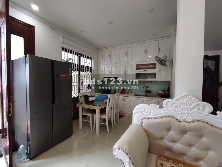 Nhà đẹp gần phố Thạch Bàn, Long Biên, chủ tự xây tặng nội thất, dt 47m2, 5 tầng, mt 6.5m, giá 3.45 tỷ
