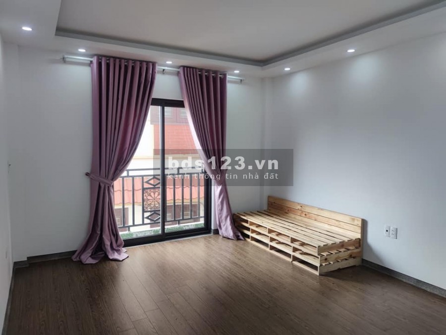 Bán nhà Cự Khối Long Biên, diện tích 35m2, 4 tầng, nhỉnh 2 tỉ, 5m ô tô tránh đỗ