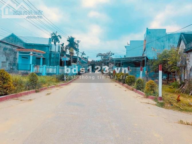 Tôi chính chủ cần tiền bán gấp lô đất gần chợ Lệ Trạch Hòa Tiến giá rẻ 650tr lh 0934456484