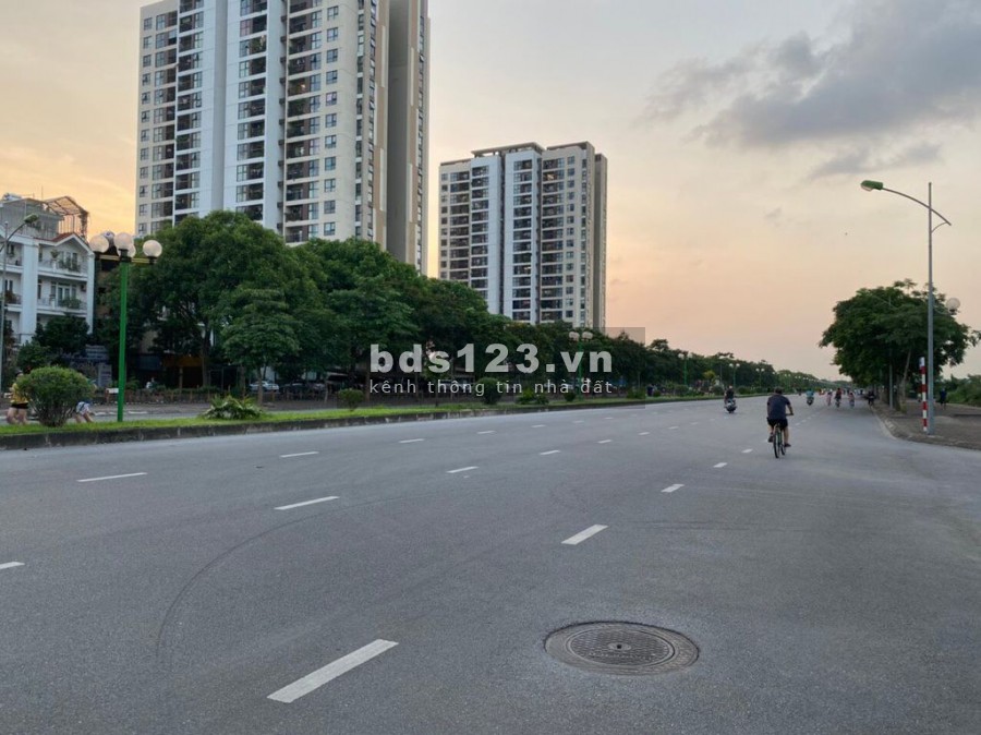 Phân lô Giang Biển 5 tầng, vỉew công viên, ô tô tránh, vỉa hè rộn, giá nhỉnh 4 tỷ, lhcc