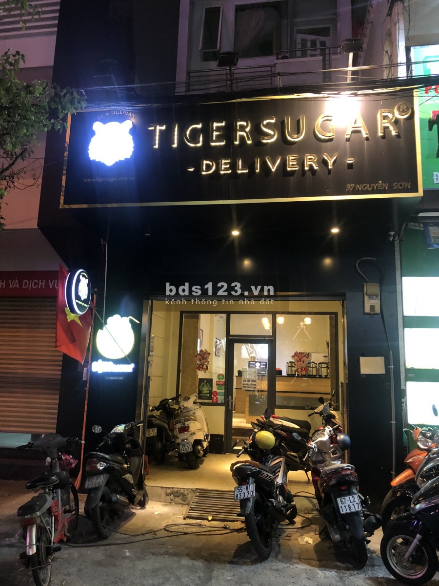 Bán nhà mặt tiền 1 trệt 3 lầu đường Nguyễn Sơn, Tân Phú vuông vức, giá 18.5 tỷ