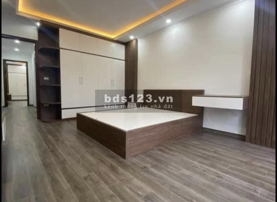 Bán nhà Lạc Long Quân, khu vip Thành Phố, ô tô đỗ cửa, 45m2, 5 tầng, 5 tỷ.