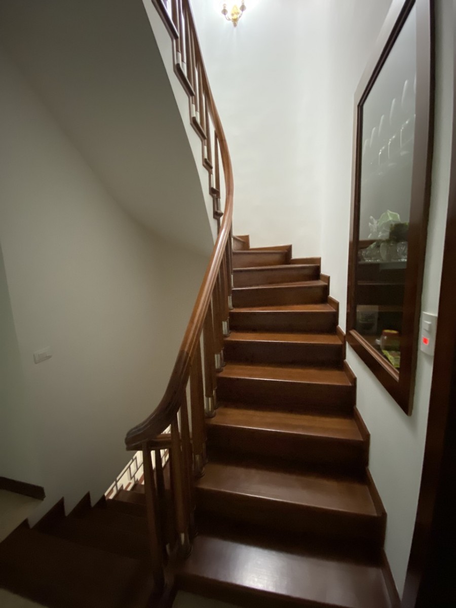 Bán nhà Trần Quốc Hoàn Cầu Giấy, dt 45m2 5 tầng, phân lô ô tô tránh, 2 mặt ngõ khu vực Vip
