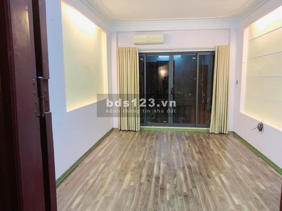 Cần bán gấp nhà Ngọc Thuỵ, Long Biên, ba bước ra phố, ngõ ba gác, nhà đẹp ở ngay