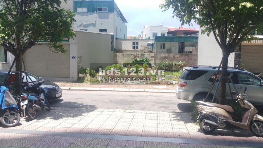Bán đất phố Trạm, Long Biên, ô tô đỗ cửa, dt 110m2, 7.4m mặt tiền, giá bán 5.5 tỷ, lhcc