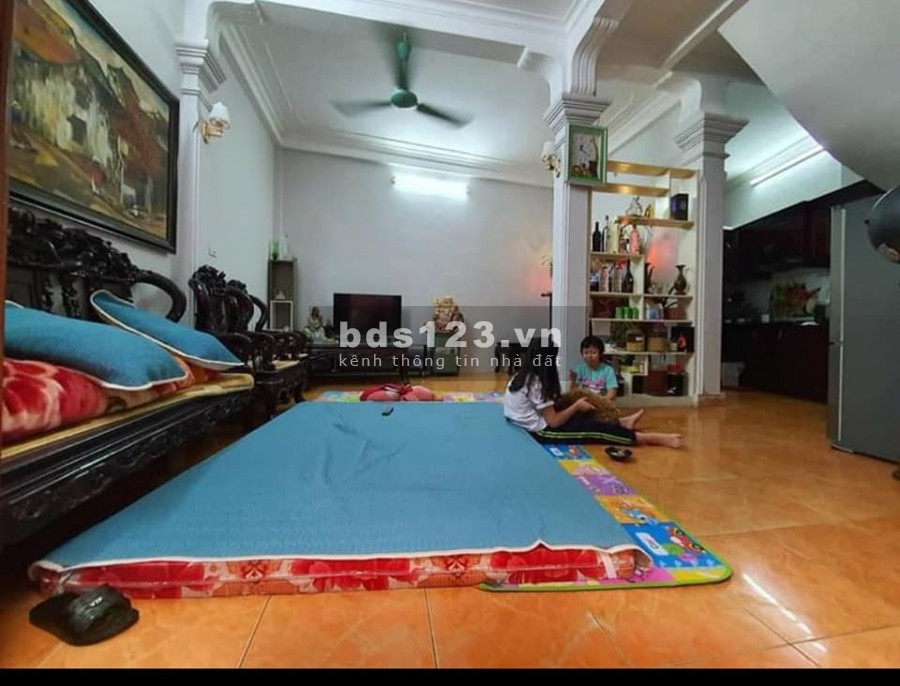 Bán Nhà Lĩnh Nam dt 39m2, mặt Tiền 5,8m, giá bán 3 tỷ, nhà đẹp, đi bộ 10m ra phố.