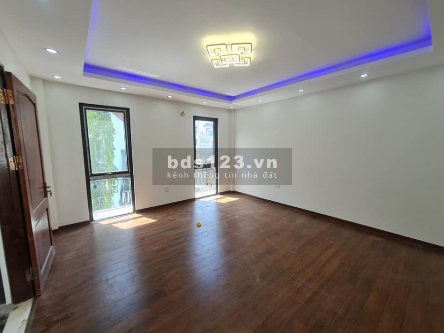 Nhà lô góc phố Hoàng Văn Thái 5 tầng. diện tích sử dụng 35m2 giá bán 6.8 tỷ