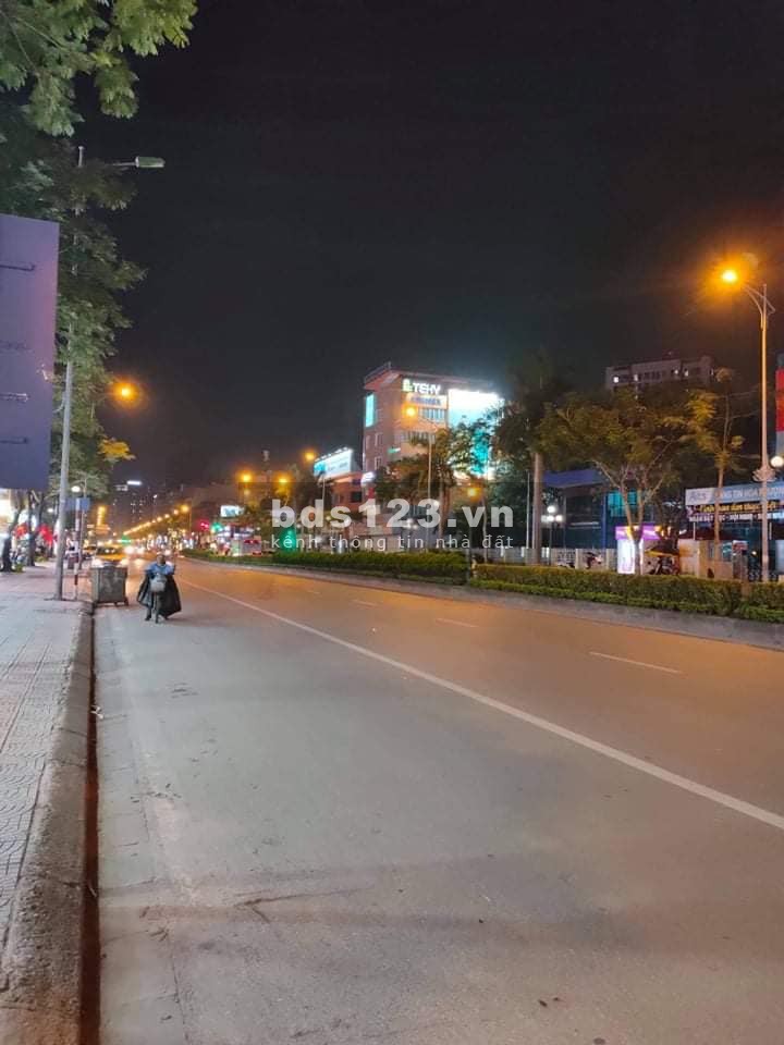 Nhà mặt phố Nguyễn Văn Cừ, kinh doanh thời trang siêu đẹp vỉa hè rộng giá 28 tỷ