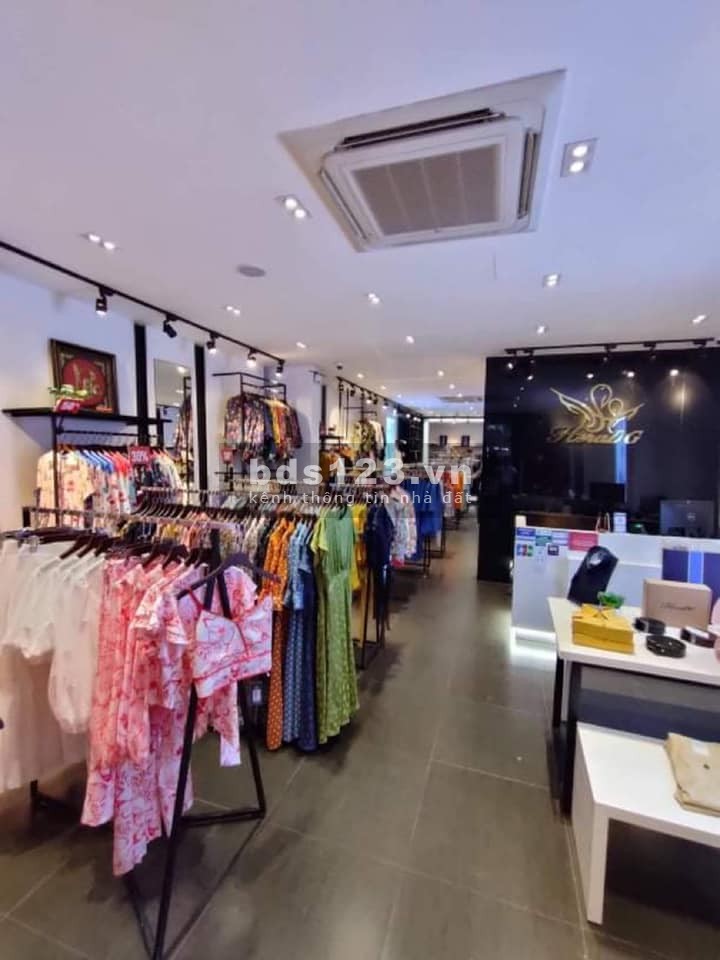 Nhà mặt phố Nguyễn Văn Cừ, kinh doanh thời trang siêu đẹp vỉa hè rộng giá 28 tỷ