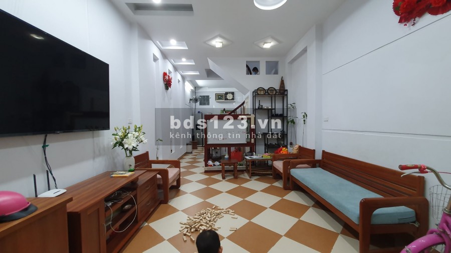 Cần bán nhà phân lô Phùng Chí Kiêm, ô tô cách 15m, đường ngõ thông, hàng xóm thân thiện