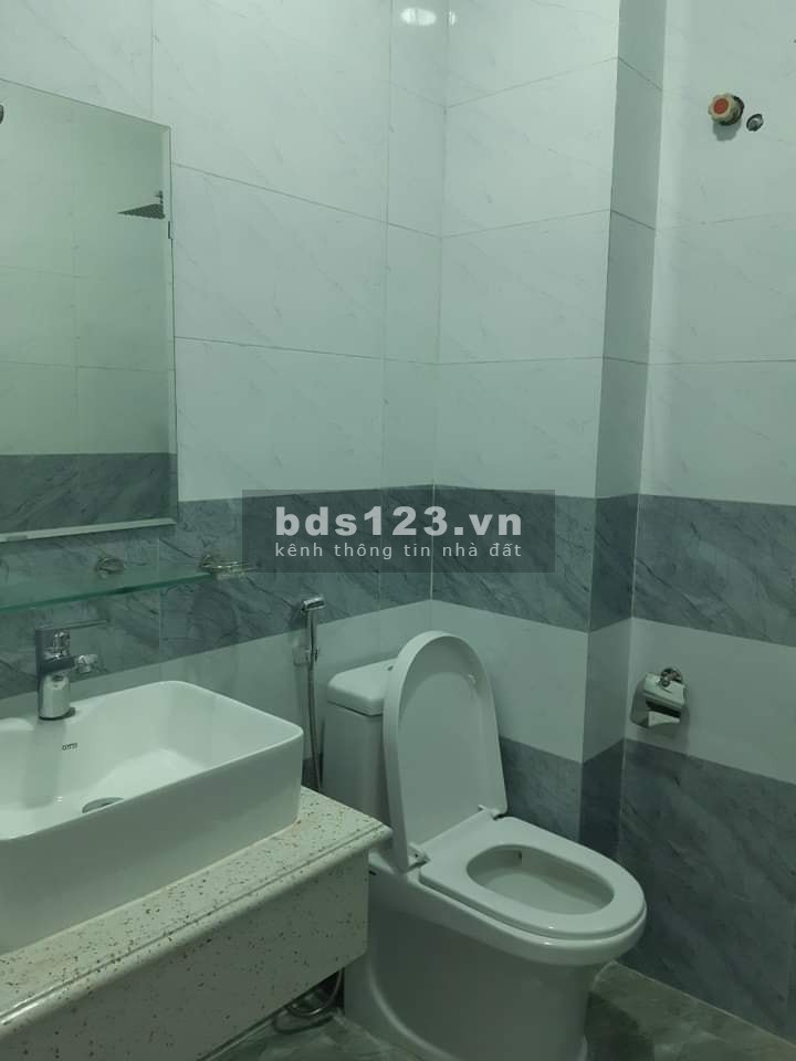 Bán nhà hàng xóm Vinhomes Riversidde diện tích 31m2, giá bán 2.1 tỷ, miễn trung gian