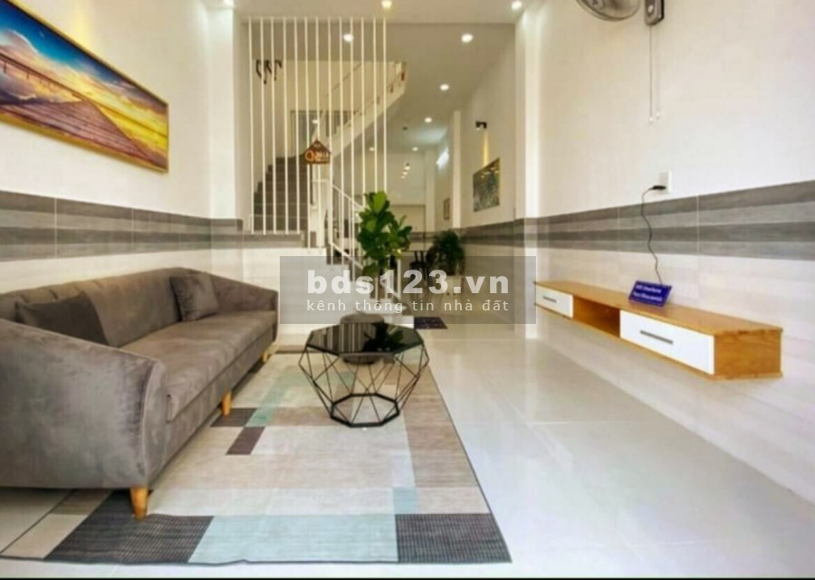 Bán gấp nhà Cách Mạng Tháng 8, Quận 10, chiều ngang 4m, chiều dài 8m, nhỉnh 5 tỷ TL