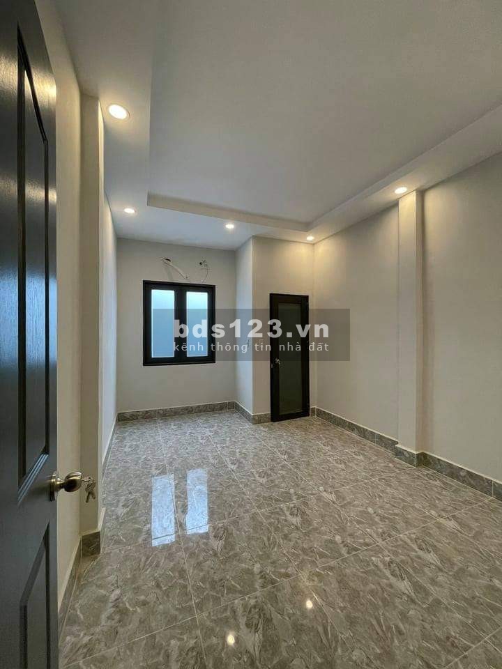 Bán nhà Tân Phú đường Bùi Xuân Phái, 2 tầng, có sân rộng, dt 55m2, giá 4.3 tỷ