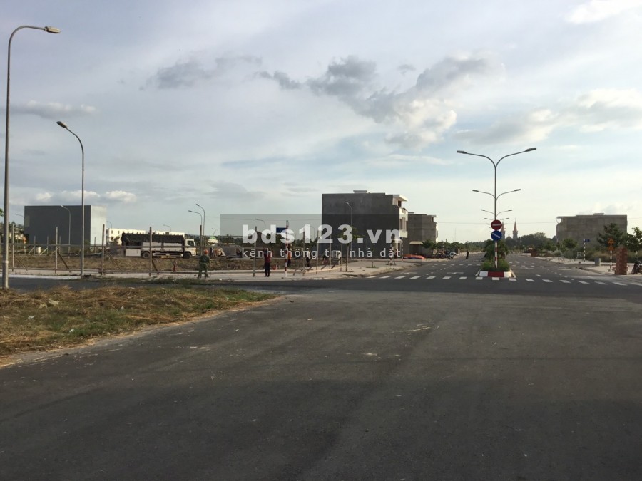 Chỉ 1 tỷ 4 sở hữu ngay lô đất vị trí đắc địa Quốc lộ 1A, sổ hồng riêng hoàn công nhà