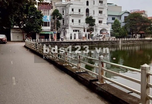 Nhà Bồ Đề Long Biên, gần phố ở ngay, cách 20m, ô tô đỗ dân trí cao, thoáng trước sau