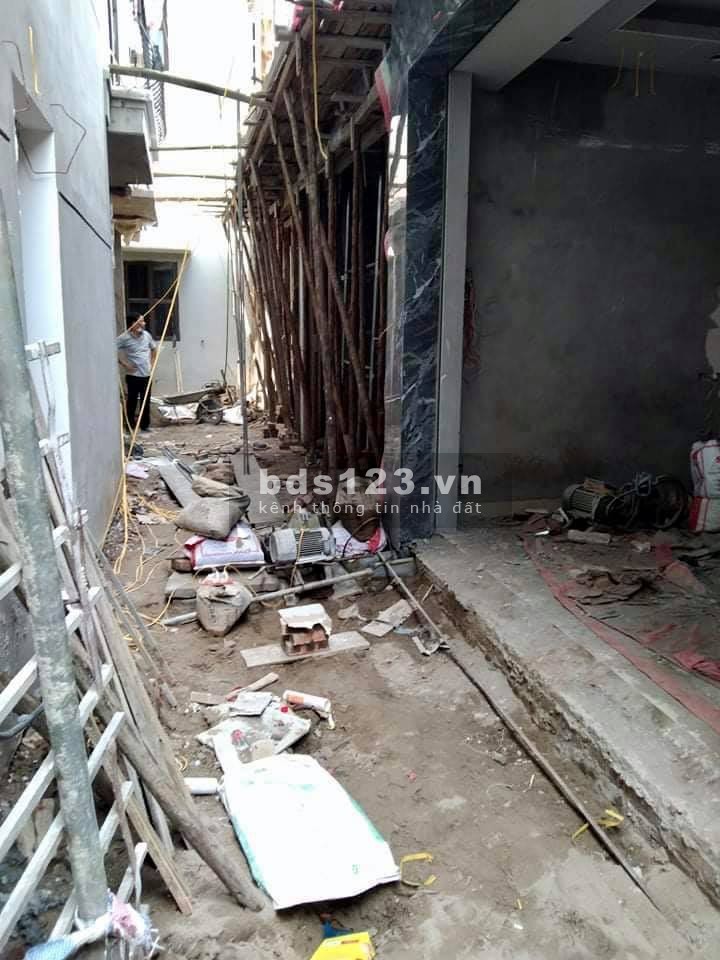 Bán nhà mới tinh phố Trạm, 3 căn sinh 3, quá đẹp cho cặp tân giai nhân, có 2 tỷ rưỡi