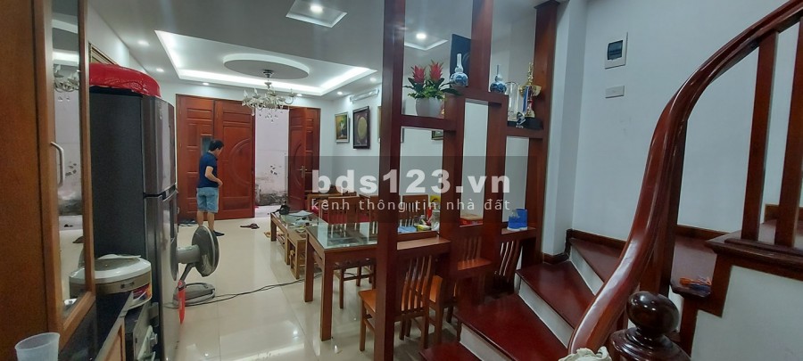 Bán nhà Lạc Long Quân, gần Hồ Tây lộng gió 5 tầng dt 40m2, giá chỉ hơn 3 tỷ