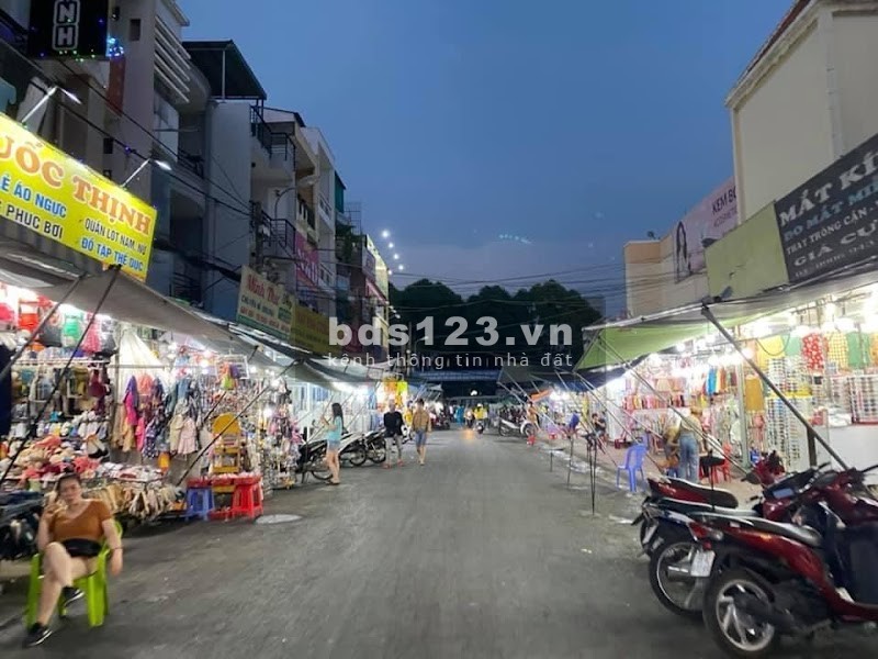 Chính chủ bán nhà mặt tiền chợ hạnh thông tây, làm CHDV 4 tầng, dt 90m2, giá bán 13,8 tỷ