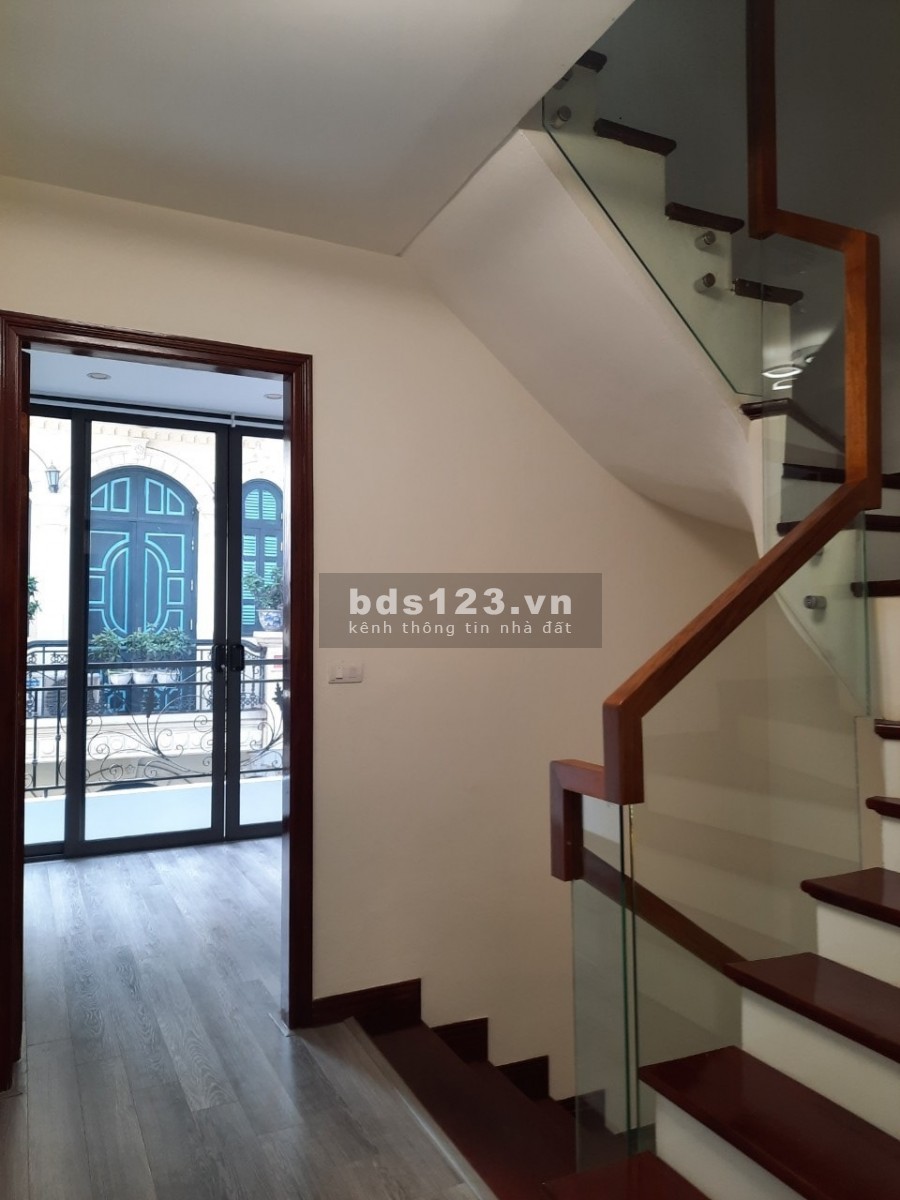 Siêu phẩm bán nhanh Nguyễn Văn Cừ, 7 chỗ đổ cữa, dt 43m2, 5 tầng, giá 4 tỷ hơn, lhcc