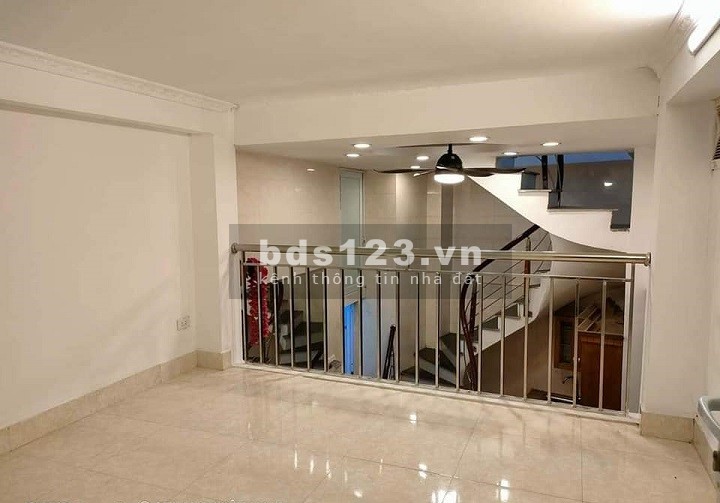 Nhà ngõ gần mặt phố Kim Mã hưởng trọn tiện ích, diện tích 28m2, giá 2.4 tỷ