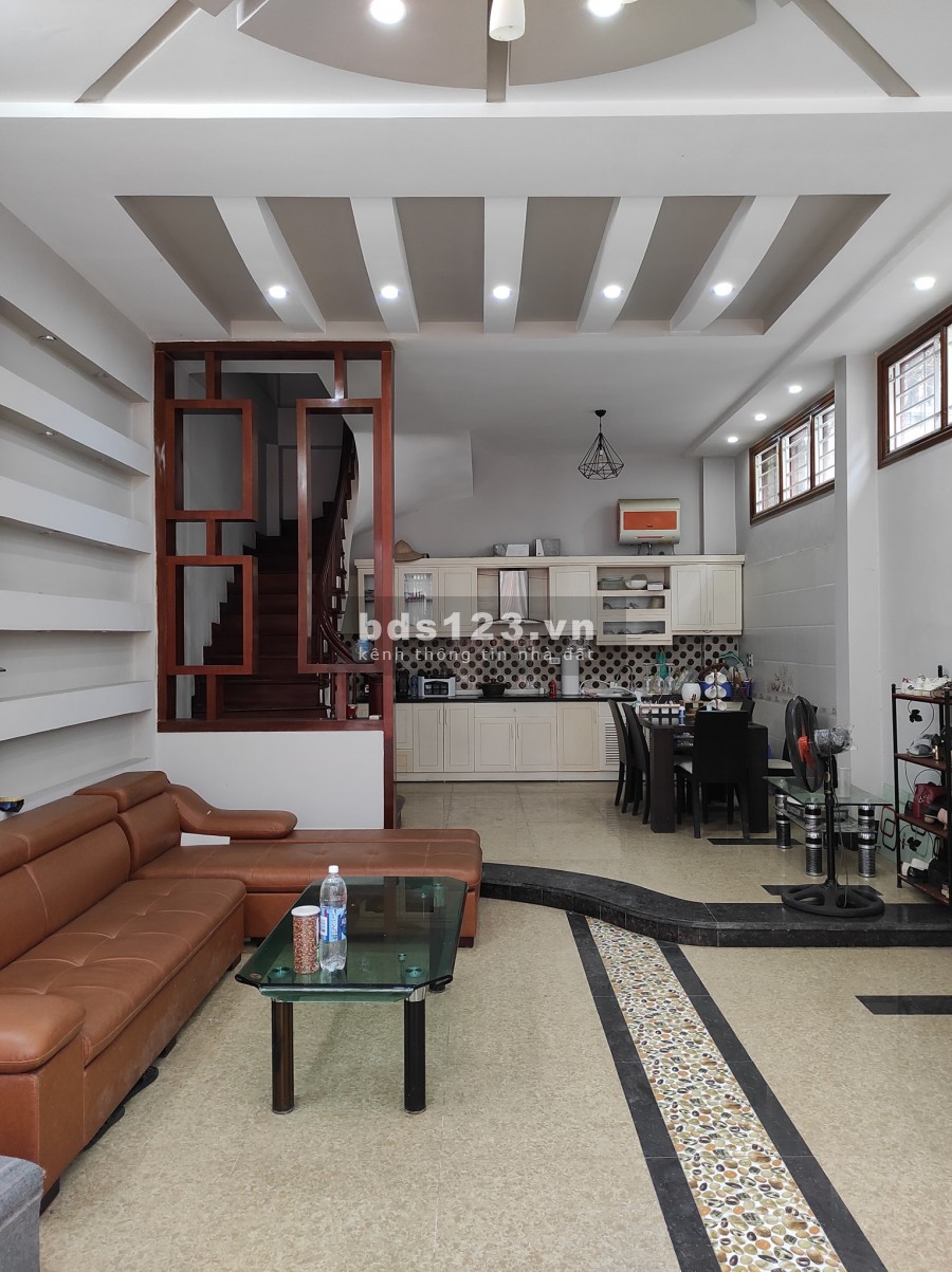 Bán nhà Lạc Long Quân, Cầu Giấy, diện tích 57m2, 6 tầng, mt 5.2m, ô tô ra vào