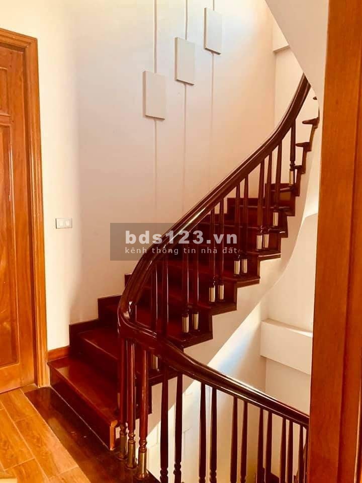 Bán nhà Lạc Long Quân, Cầu Giấy, diện tích 57m2, 6 tầng, mt 5.2m, ô tô ra vào