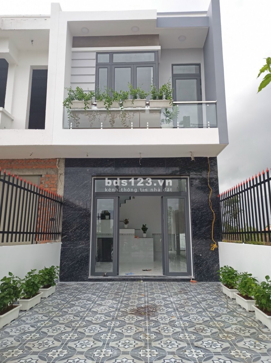 Nhà phố xây mới khu dân cư Home Garden, 1 trệt 1 lầu, dt 105m2, sổ hồng riêng