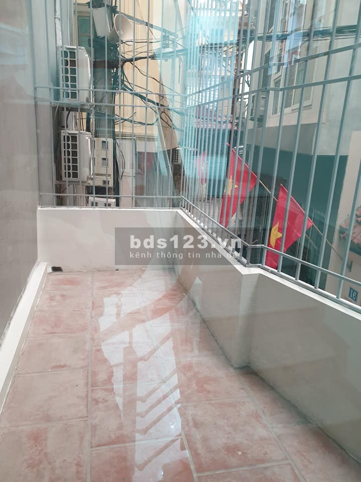 Bán nhà mới Nguyễn Đình Hoàn, Quan Hoa, nhỉnh 24m, 4 tầng, mt 7m, giá 2.6 tỷ, lh 0975513371.
