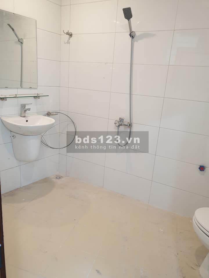 Bán nhà mới Nguyễn Đình Hoàn, Quan Hoa, nhỉnh 24m, 4 tầng, mt 7m, giá 2.6 tỷ, lh 0975513371.