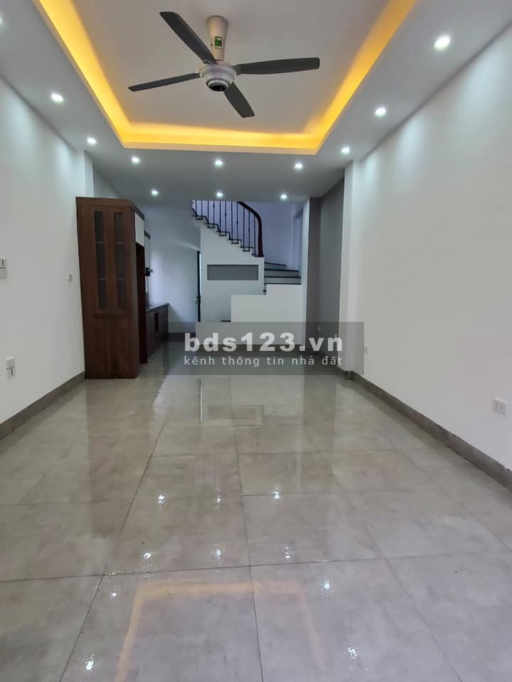 Bán nhà Ngọc Thuỵ Long Biên, dt 35m2, 5 tầng, giá 3x tỷ, nhà đẹp ngõ rộng gái đất tăng từng ngày