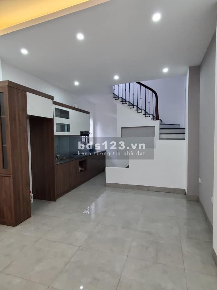 Bán nhà Ngọc Thuỵ Long Biên, dt 35m2, 5 tầng, giá 3x tỷ, nhà đẹp ngõ rộng gái đất tăng từng ngày