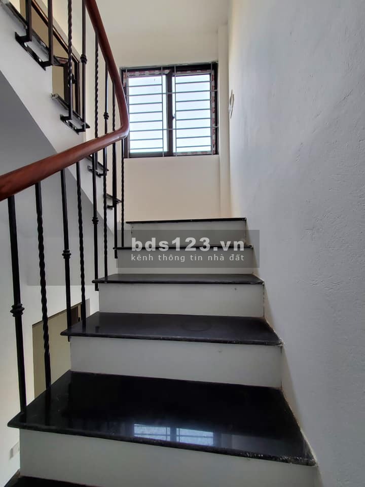 Bán nhà Ngọc Thuỵ Long Biên, dt 35m2, 5 tầng, giá 3x tỷ, nhà đẹp ngõ rộng gái đất tăng từng ngày
