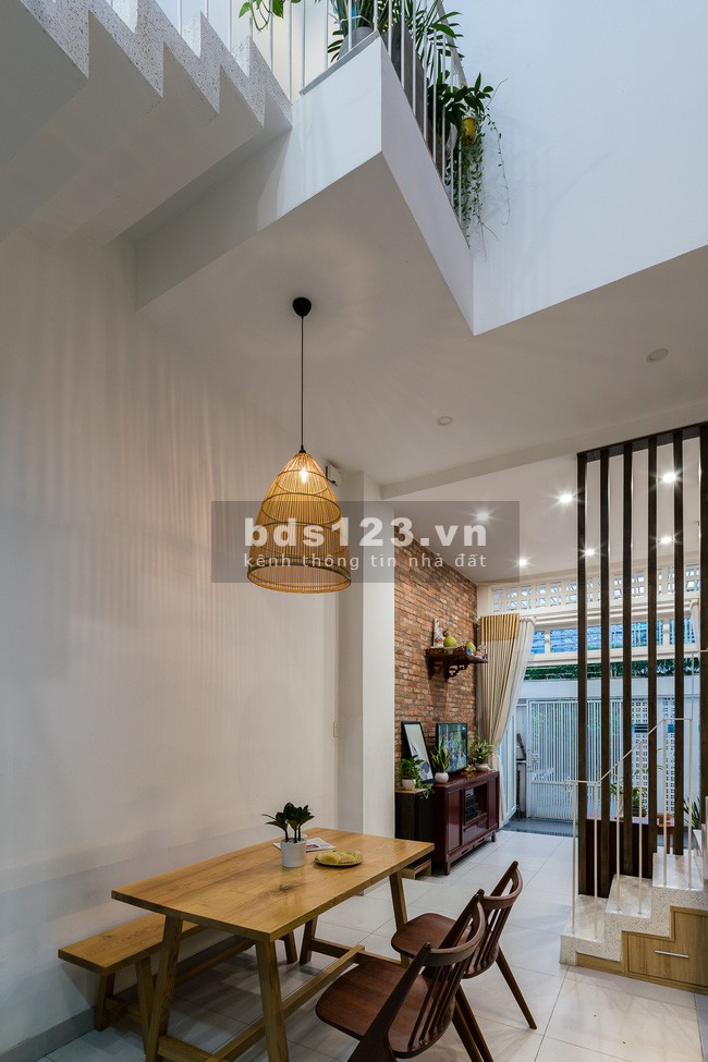Nhà ngõ Thái Hà 3 mặt thoáng, sân để xe, dt 52m2, 3 tầng, giá bán 5.25 tỷ, lhcc