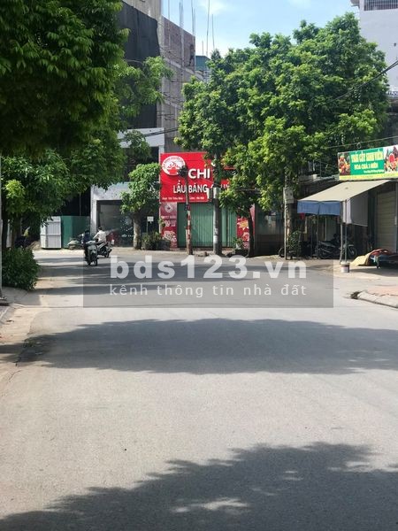 Bán 55m2 đất Ngô Xuân Quảng 20m ra trục chính 7 chỗ vào nhà. LH 0983253436