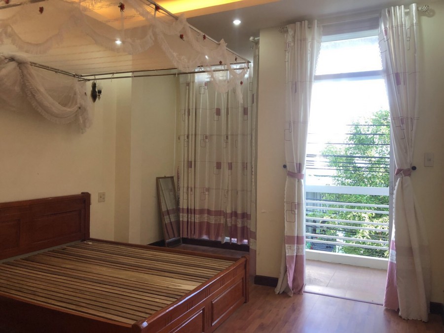 Cho thuê nhà nguyên căn 2 lầu, 2 mặt tiền gần biển.Nội thất đầy đủ. Giá 8 triệu/tháng