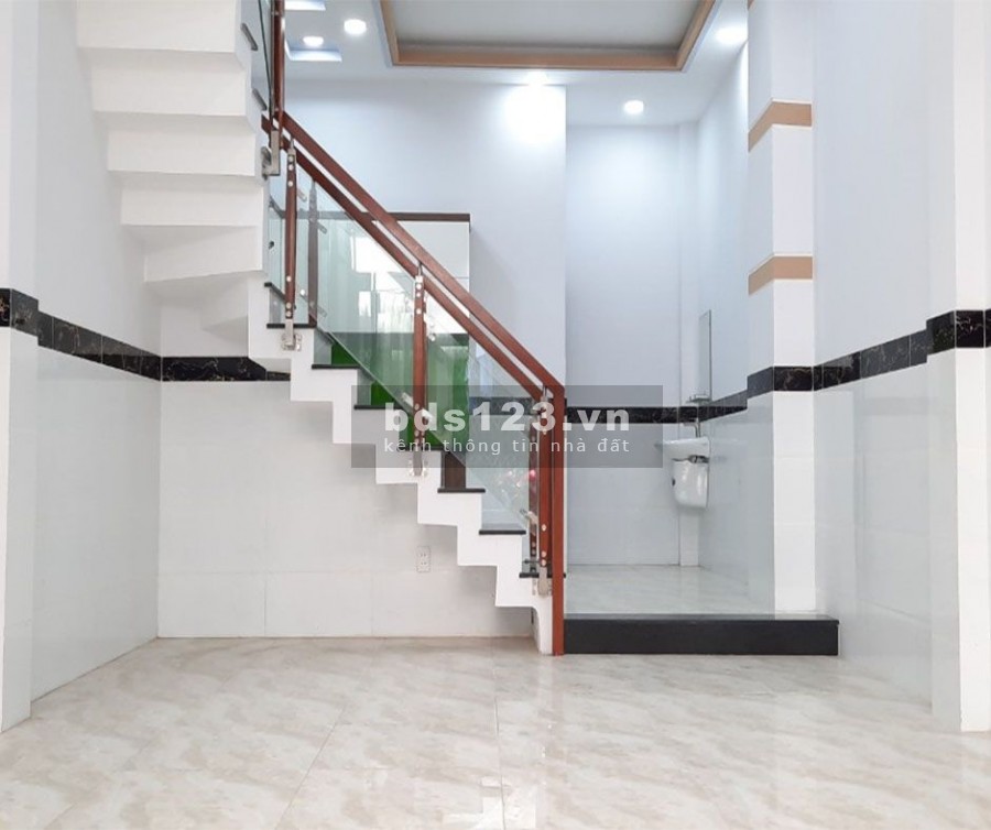  Bán nhà Âu Cơ, Tân Bình giá rẻ, dt 68m2 3 lầu, hẻm xe hơi, vào ở ngay.