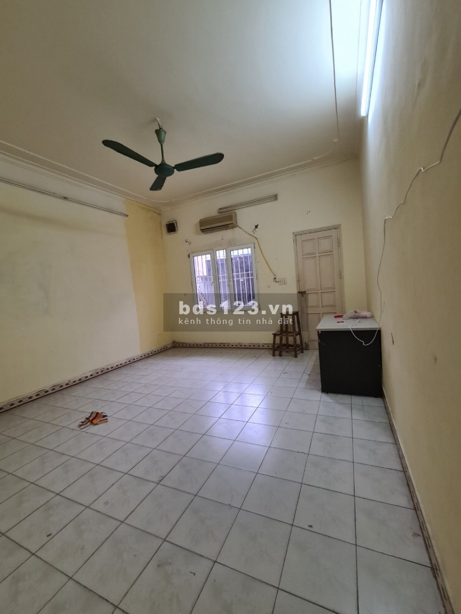 Cho thuê nhà riêng Nguyễn Khánh Toàn diện tích 60m2, 4 tầng, ô tô đỗ cửa, giá 15 triệu