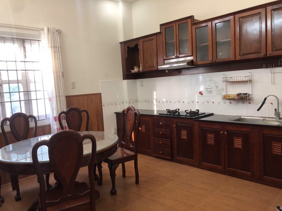 Cho thuê nhà nguyên căn 2 lầu, 2 mặt tiền gần biển.Nội thất đầy đủ. Giá 8 triệu/tháng