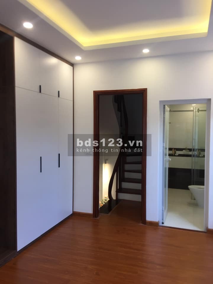 Bán nhà Lê Quang Đạo ô tô gần nở hâu, dt 37m2, 5 tầng đúc, mt 4m, giá 3.25 tỷ