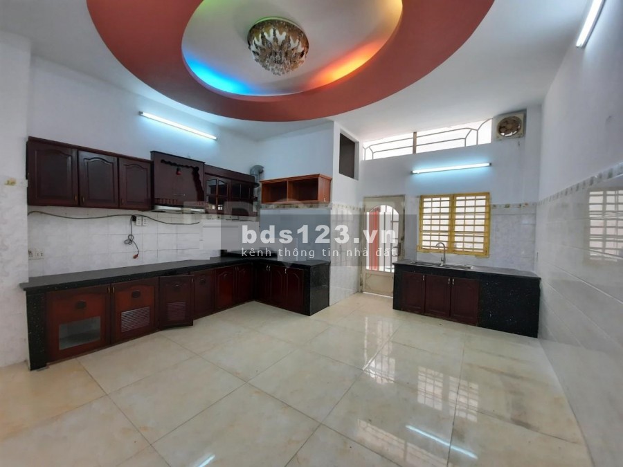 Bán nhà mặt tiền thuộc khu Tên Lửa Bình Tân, dt 100m2, bê tông cốt thép vào ở liền, 4 tầng