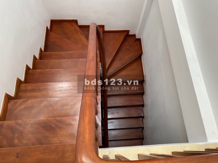 Bán nhà Dịch Vọng Hậu, Cầu Giấy ngõ rộng, 50m ra mặt phố 5 tầng, dt 40m2, giá 4.5 tỷ