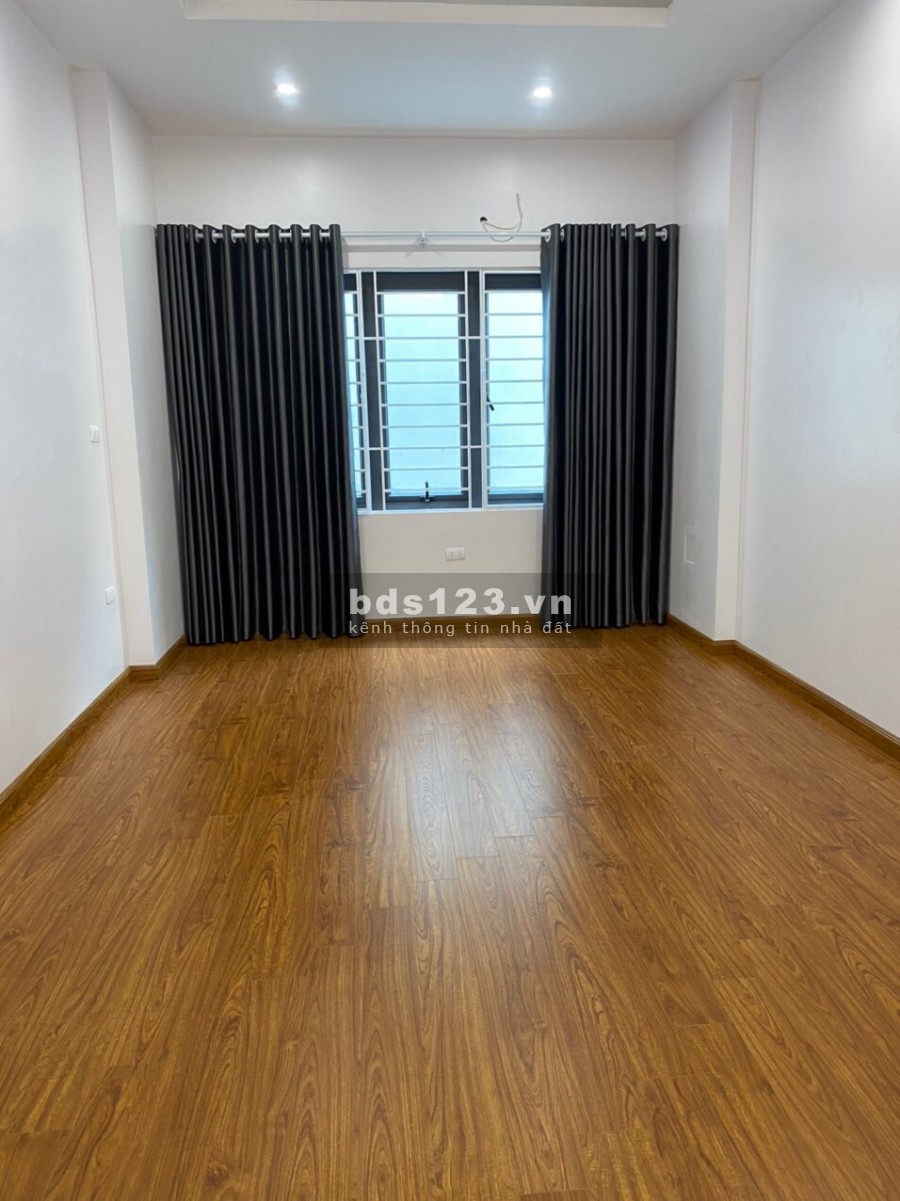 Bán nhà Dịch Vọng Hậu, Cầu Giấy ngõ rộng, 50m ra mặt phố 5 tầng, dt 40m2, giá 4.5 tỷ