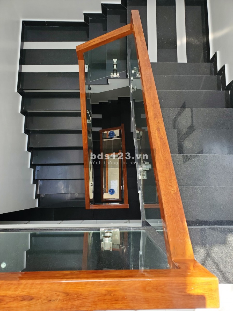 Bán nhà 4 tầng mới xây khu tái định cư chợ hoa quả gần vinhome riverside, giá 3.95 tỷ