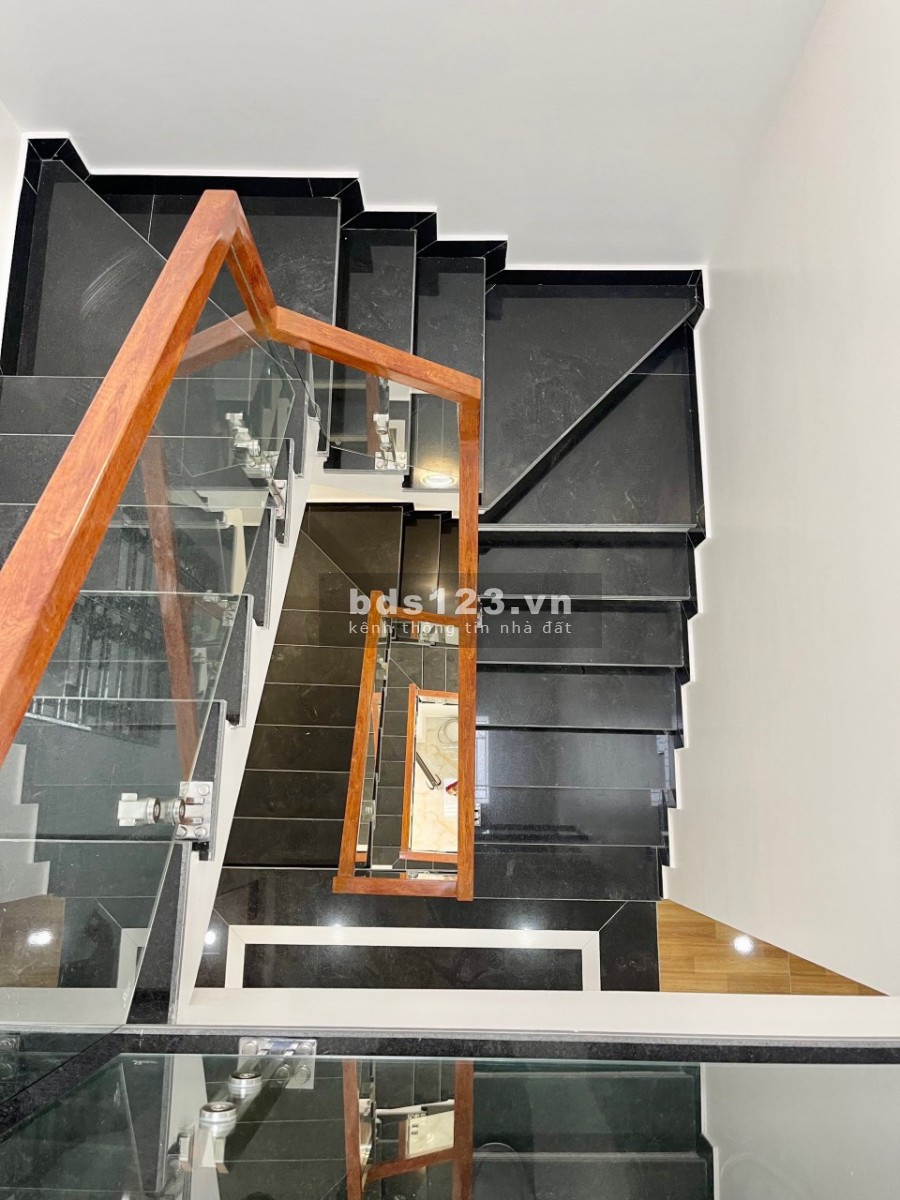 Bán nhà 4 tầng mặt đường Đằng Hải kinh doanh buôn bán sầm uất dt 54m2, hướng: Đông Bắc